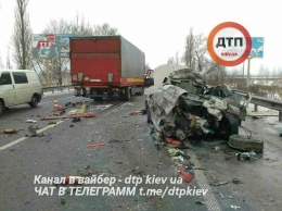 Смертельное ДТП под Киевом в Немешаево: Опель уничтожился о грузовик. Водитель погиб. ФОТО