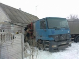 30-тонный грузовик въехал в жилой дом (ВИДЕО)