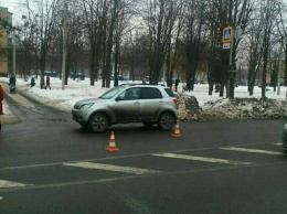 В Харькове возле райадминистрации кроссовер сбил пожилого мужчину