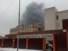 В Киеве горит судоремонтный завод