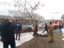 В Кривом Роге загорелся поломанный троллейбус (ФОТО)