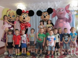 В Белицком родители показали шоу больших кукол для дошкольников