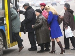 В Симферополе водитель маршрутки дверью прищемил голову пенсионеру, не пуская его в салон