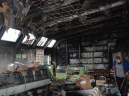 В Бердянске после пожара в магазине стройматериалов сразу же начали устранять его последствия (фото)