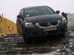 В Харькове Lexus припарковался на ступеньках лестницы (Фото, Видео)