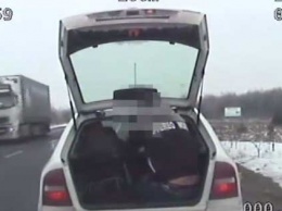Украинец путешествовал в Польше в багажнике авто