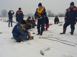 Спасатели начали взрывать лед на реках Закарпатья