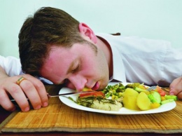 Ученые выяснили откуда берется желание поспать после обеда