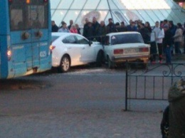 В Симферополе возле центрального "Ассорти" столкнулись иномарка и "Жигули", перегородив полдороги (ФОТО)