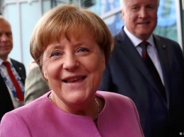 Меркель и Зеехофер сглаживают противоречия на фоне роста рейтингов СПДГ
