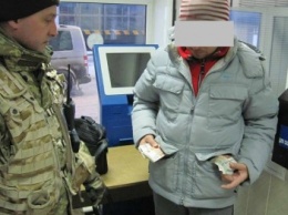 Житель луганска пытался перевезти в РФ через харьковскую границу полтора миллиона рублей (ФОТО)