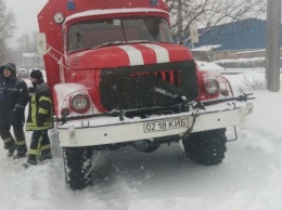 В Киеве спасатели вывели 9 спецавтомобилей на помощь водителям