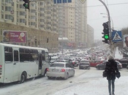 Киев под снегом: соцсети кипят от фотожаб, а Кличко выложил видеозаявление