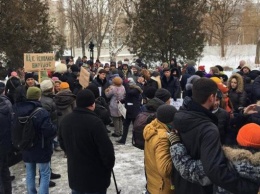 Участники пикета против памятника на площади Свободы "пришли в гости" к судье