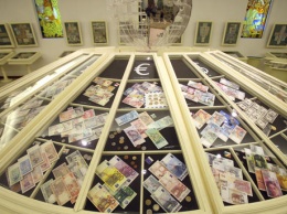 Купюра в тысячу гривен: как выглядят самые большие деньги (фото)