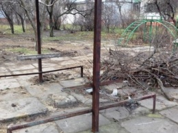 После работы коммунальщиков детская площадка на Таврическом превратилась в свалку