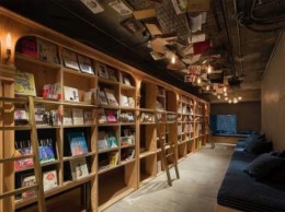 Японский отель предлагает туристам ночевку в библиотеке