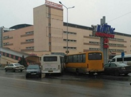 В Одессе на Котовского на дороге подскользнулись две маршрутки (ВИДЕО)
