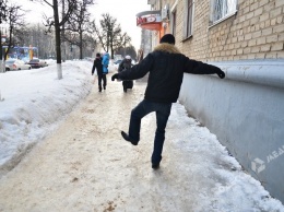 В Одессе с гололедом борются свыше тысячи коммунальщиков