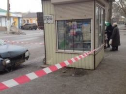 В Николаеве из-за скользких дорог автомобиль влетел в киоск, который задел бабушку (ФОТО)