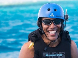 Обама на Гавайях катается на кайте