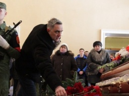 В Луганске бюджетников согнали на похороны боевика: фото