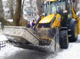 Кременчугские коммунальщики демонтировали уже 100 преград, блокирующих въезды во дворы (ФОТО)