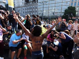Женщины Аргентины устроили демонстрацию топлесс за право загорать полуобнаженными