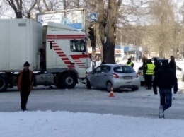 Из-за аварии с фурой образовалась пробка (фото)