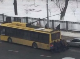 На Печерске пассажиры толкали неисправный троллейбус (ФОТО)