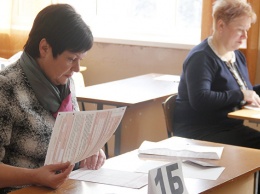 Снова в школу: родители крымских выпускников вместе с главой Минобразования сдали ЕГЭ