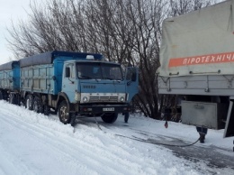 На Днепропетровщине в метровый снежный занос попали 32 грузовика