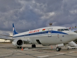 В Одесском аэропорту с помощью тягача вытаскивали Боинг «Белавиа», который съехал с полосы