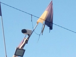 В Запорожье вместо флагов висят тряпки