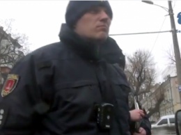 Матерщина и месть: Одесский полицейский "вляпался" в скандал (ВИДЕО)