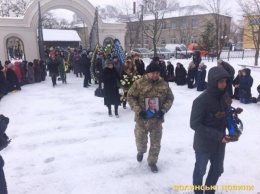 Сотни жителей Волыни пришли проститься с погибшим бойцом АТО