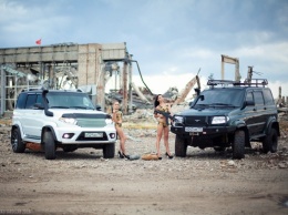 Их нравы: фотосет с девушками и авто на остатках аэропорта Луганска