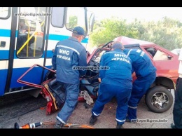 ДТП на Днепропетровщине: ВАЗ протаранил маршрутный автобус - погибли двое. ФОТО