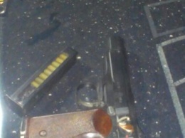 На блокпосту Днепропетровщины у мужчины в камуфляжной форме изъяли пистолет и патроны