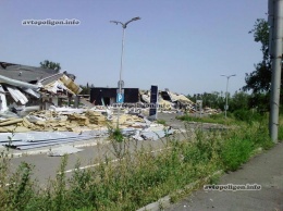 В Донецке боевики срезали все металлические ворота на гаражах возле аэропорта. ФОТО