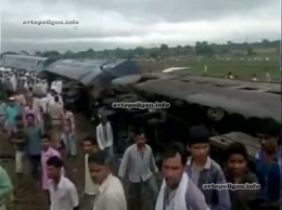 В Индии два поезда сошли с рельс - погиб 31 человек. ФОТО