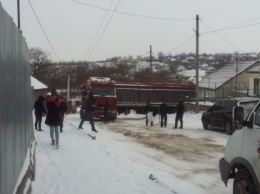 В Первомайске из-за непосыпанной дороги фура врезалась в забор жилого дома