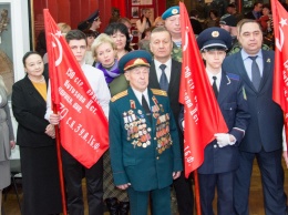 В оккупированном Луганске собираются носиться со " Знаменем победы" по памятникам города