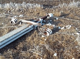 Обледенелые провода, поваленные опоры ЛЭП и штормовой ветер - стихия продолжает обесточивать крымские села (ФОТО)