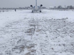 В аэропорту Ивано-Франковска самолет с 47 пассажирами выкатился за пределы взлетно-посадочной полосы