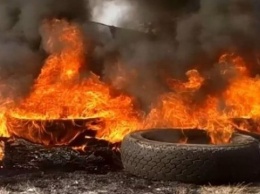 Под Львовской мэрией жгли шины и били в бочки-барабаны