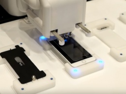 Японцы придумали робота для нанесения пленки на экран iPhone