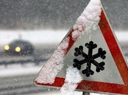Спасатели чистят дороги Днепропетровщины от снега