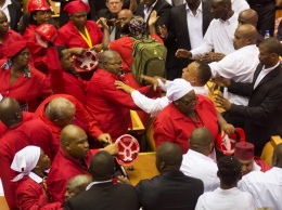 В парламенте ЮАР депутаты устроили драку и освистали президента