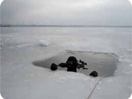 В Запорожье водолаз нырнул в ледяную воду в поисках ангела (Фото)